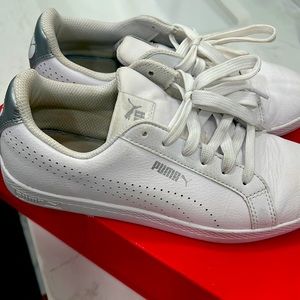 Women’s Puma smash white/silver sneaker last call!